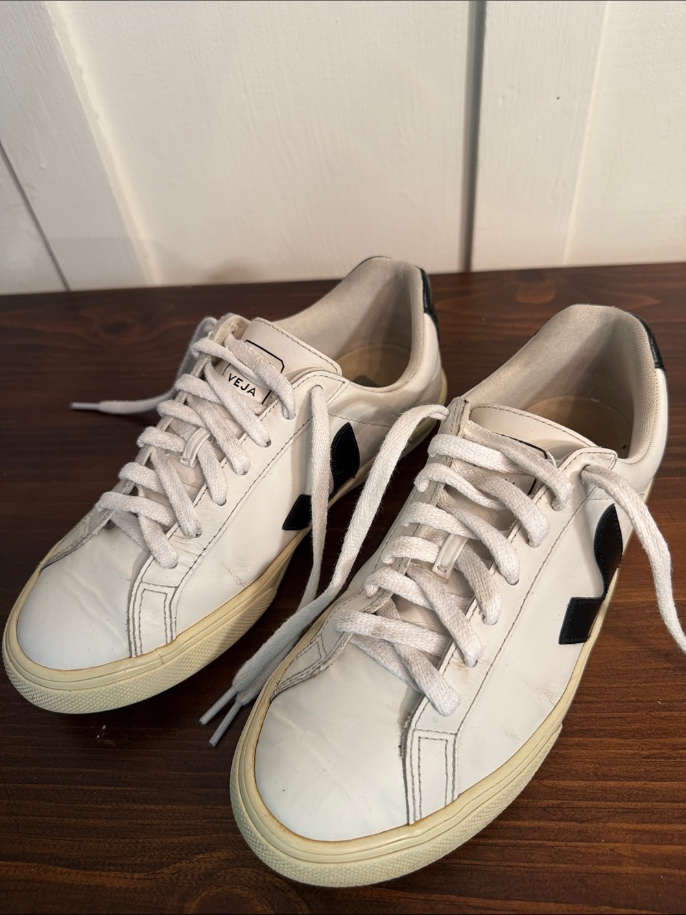 VEJA White Leather Sneakers Black Logo Minimalist Casual Shoes Size 6